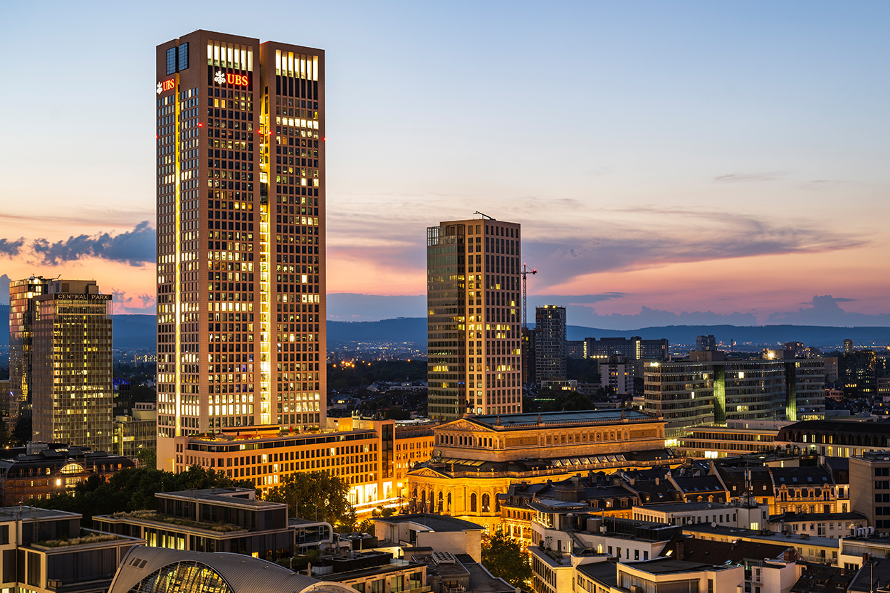 Luxuswohnung in Frankfurt kaufen mit Blick auf den Taunus Blick aus dem FOUR auf den Taunus