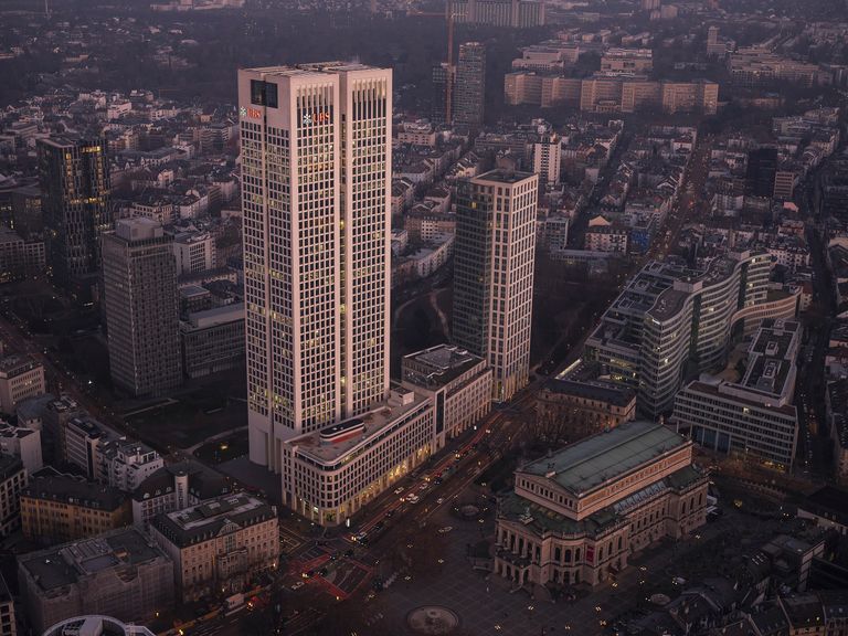 Blick aus dem FOUR auf die Gebäude Frankfurts