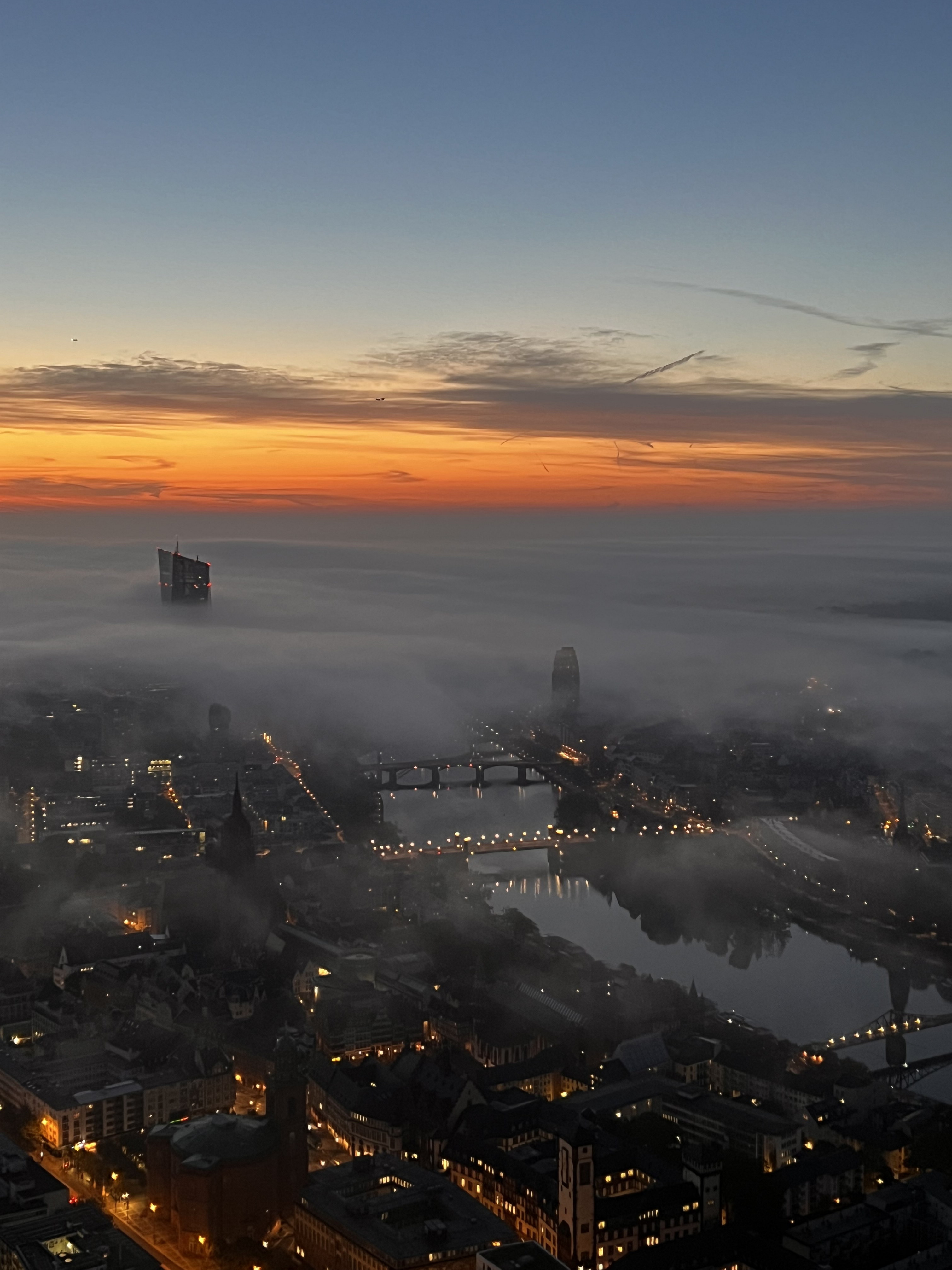 Wolken und Stadtsilhouette als Ausblick aus dem FOUR